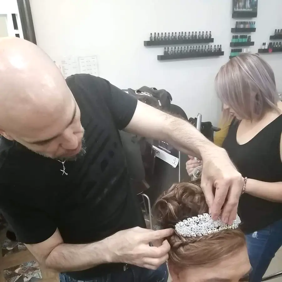 Alberto Muñoz colocando la tiara de una clienta en el salón