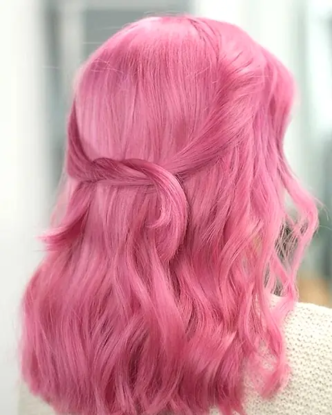 Cabello rosa fantasía con medio recogido