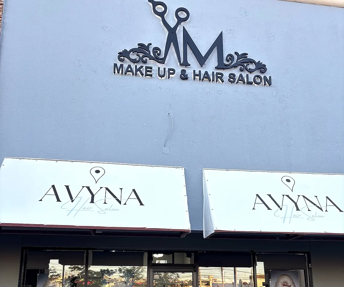 Fachada del salón con el letrero AM Make Up & Hair Salon y los toldos de Avyna