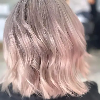 Rosa pastel en corte a los hombros