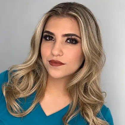 Maquillaje de noche y ondas rubias