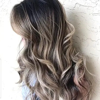 Balayage cenizo en ondas