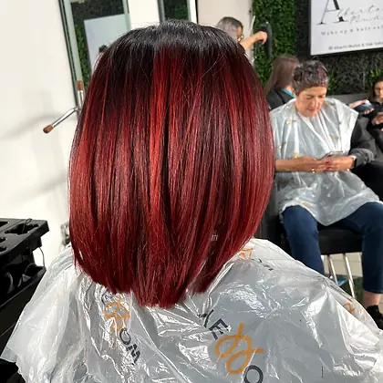 Long bob rojo con raíz oscura