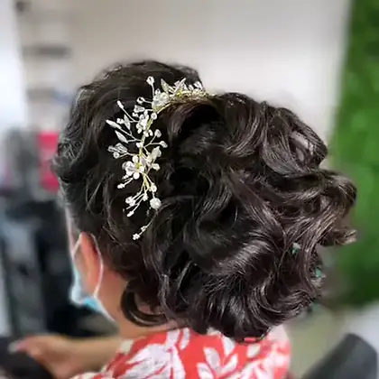 Peinado con accesorio de perlas