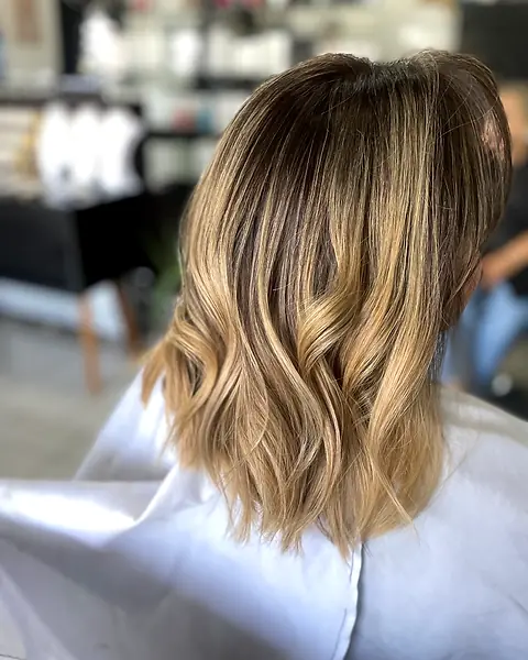 Long bob con balayage miel en ondas