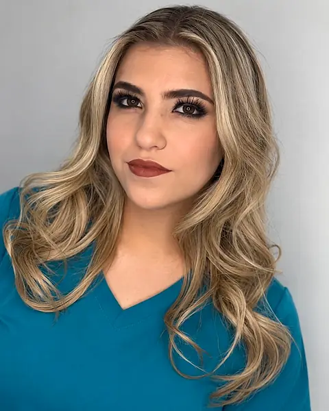 Maquillaje social con ojos ahumados y ondas rubias