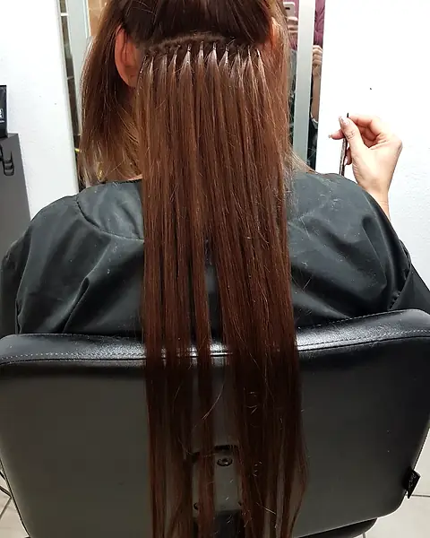Colocación de extensiones de microlink en cabello castaño