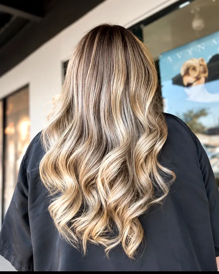 Balayage rubio en ondas largas, hecho en el salón
