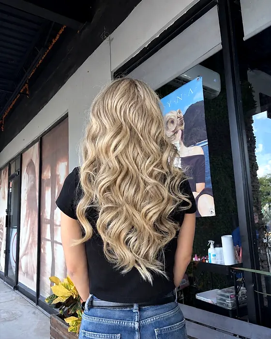 Balayage rubio con ondas, hecho en el salón