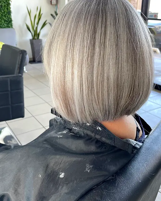 Corte bob en tono platino