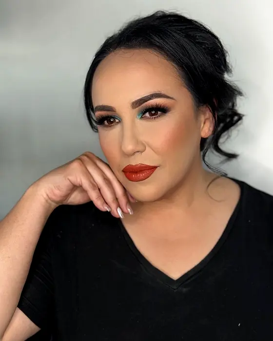 Maquillaje de noche con labios rojos