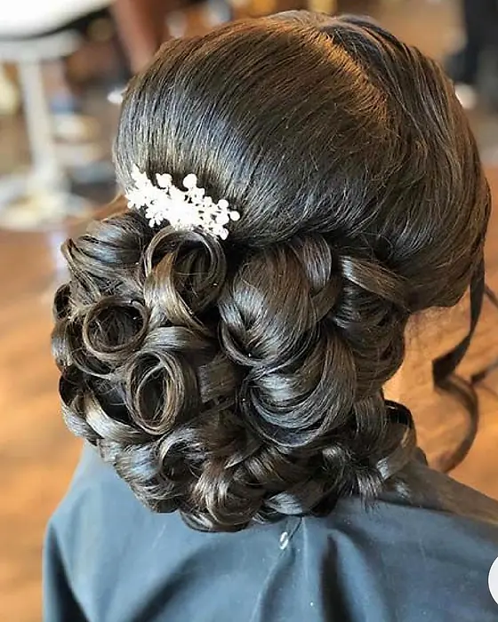 Alto peinado de novia con tocado